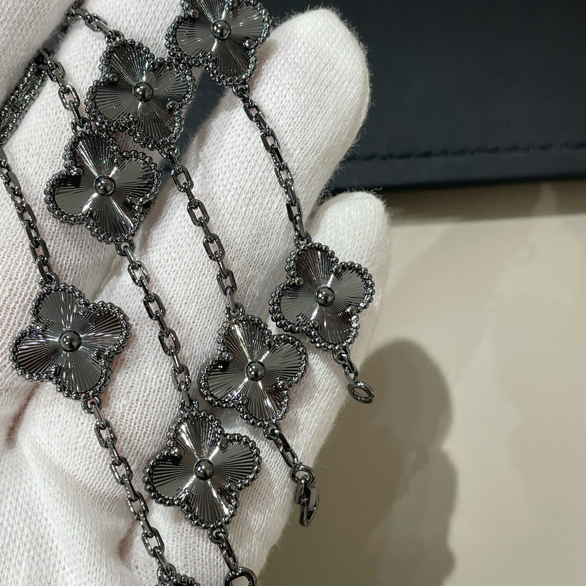 [⭐Corinne]CLOVER 5 MOTIF BLACK BRACELET