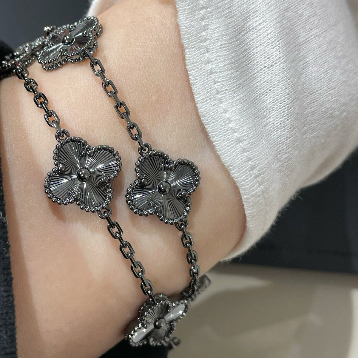 [⭐Corinne]CLOVER 5 MOTIF BLACK BRACELET