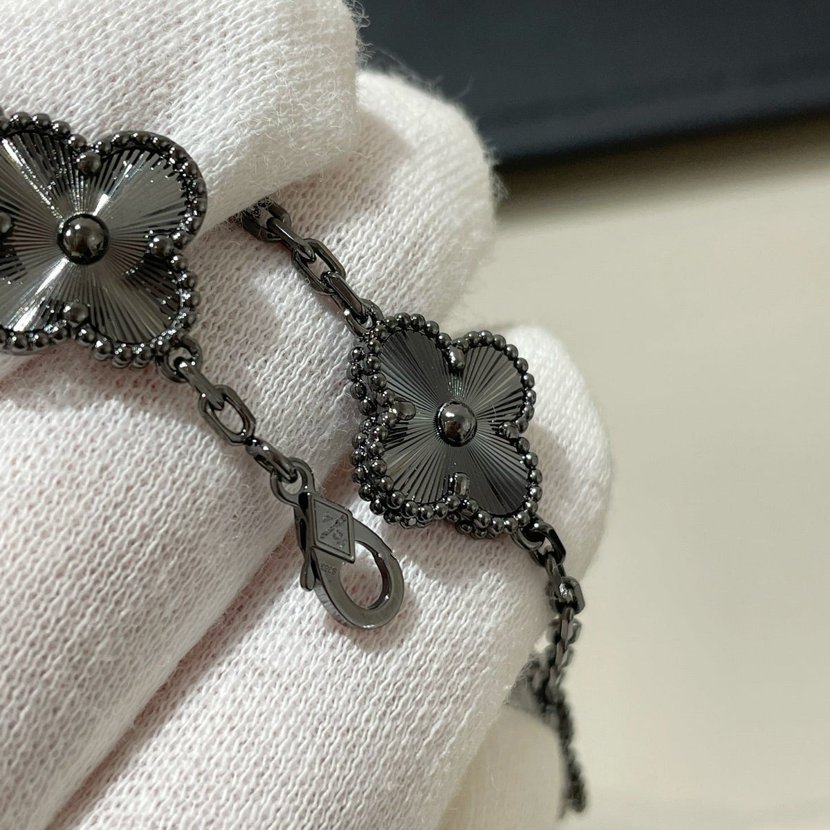 [⭐Corinne]CLOVER 5 MOTIF BLACK BRACELET