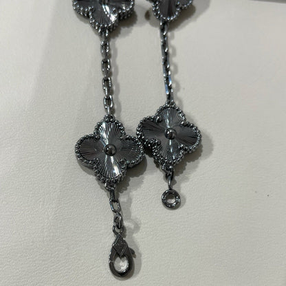 [⭐Corinne]CLOVER 5 MOTIF BLACK BRACELET