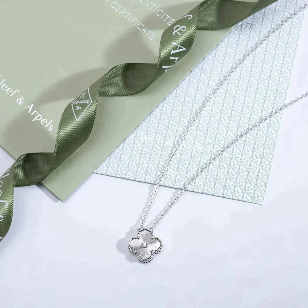 [⭐Corinne]CLOVER  15MM DIAMOND LASER NECKLACE SILVER