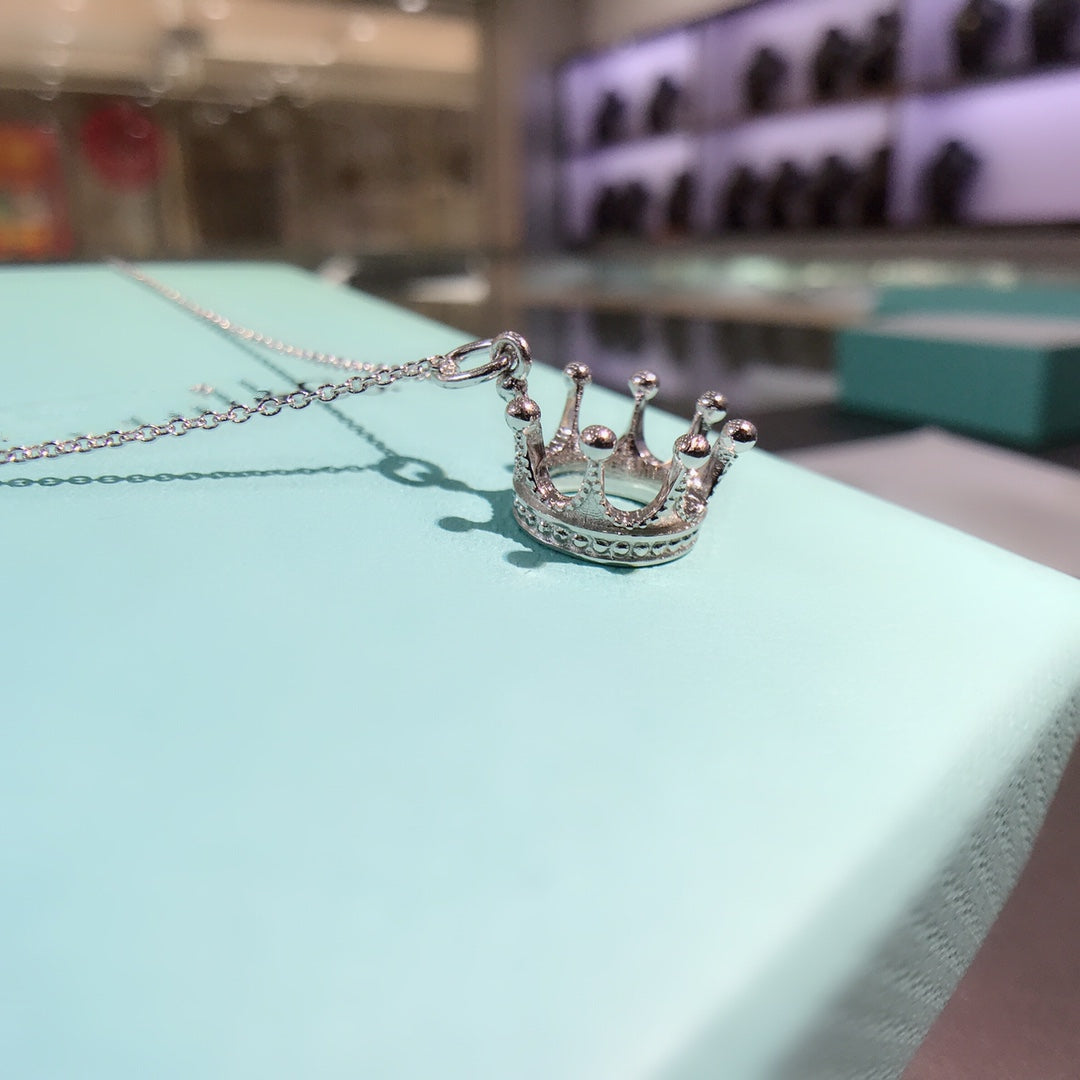 [Corinne]CROWN PEDANT NECKLACE