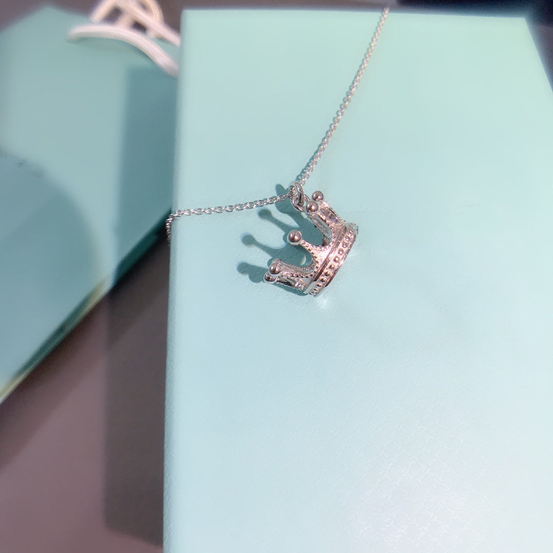 [Corinne]CROWN PEDANT NECKLACE