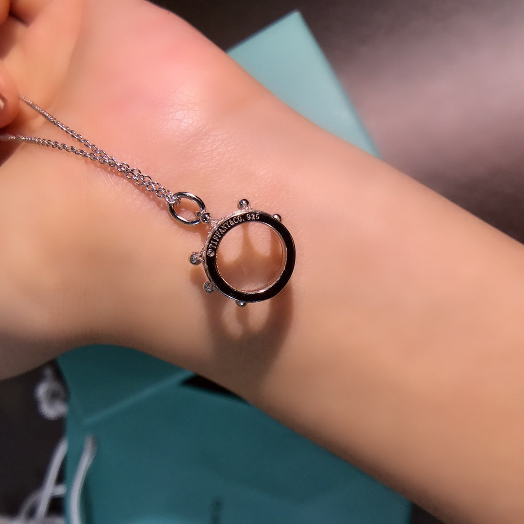 [Corinne]CROWN PEDANT NECKLACE