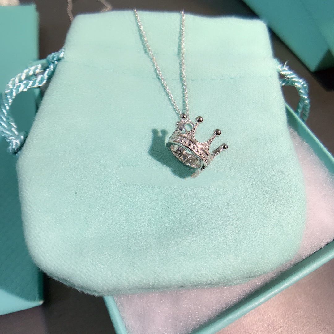 [Corinne]CROWN PEDANT NECKLACE