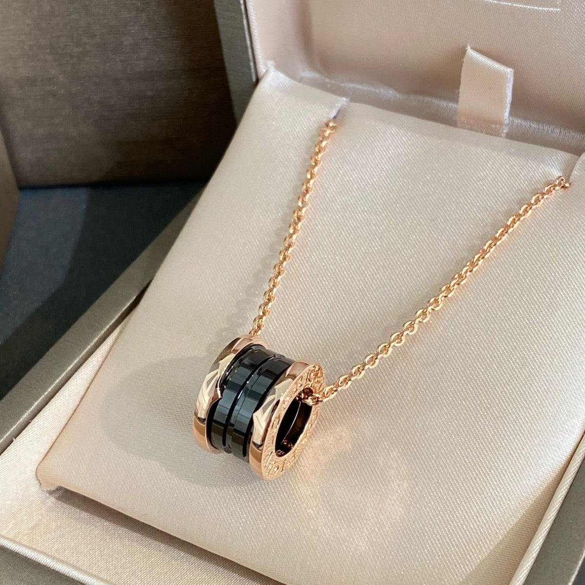 [⭐Corinne]ZERO 1 BLACK CERAMIC PINK GOLD NECKLACE