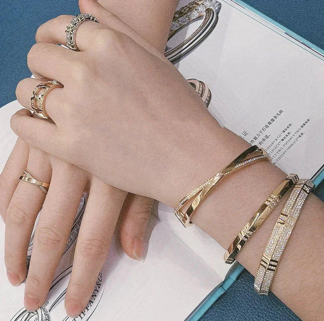 [Corinne]NARROW HINGED BANGLEIN WITH DIAMONDS SMALL