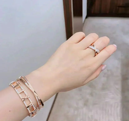 [Corinne]NARROW HINGED BANGLEIN WITH DIAMONDS SMALL