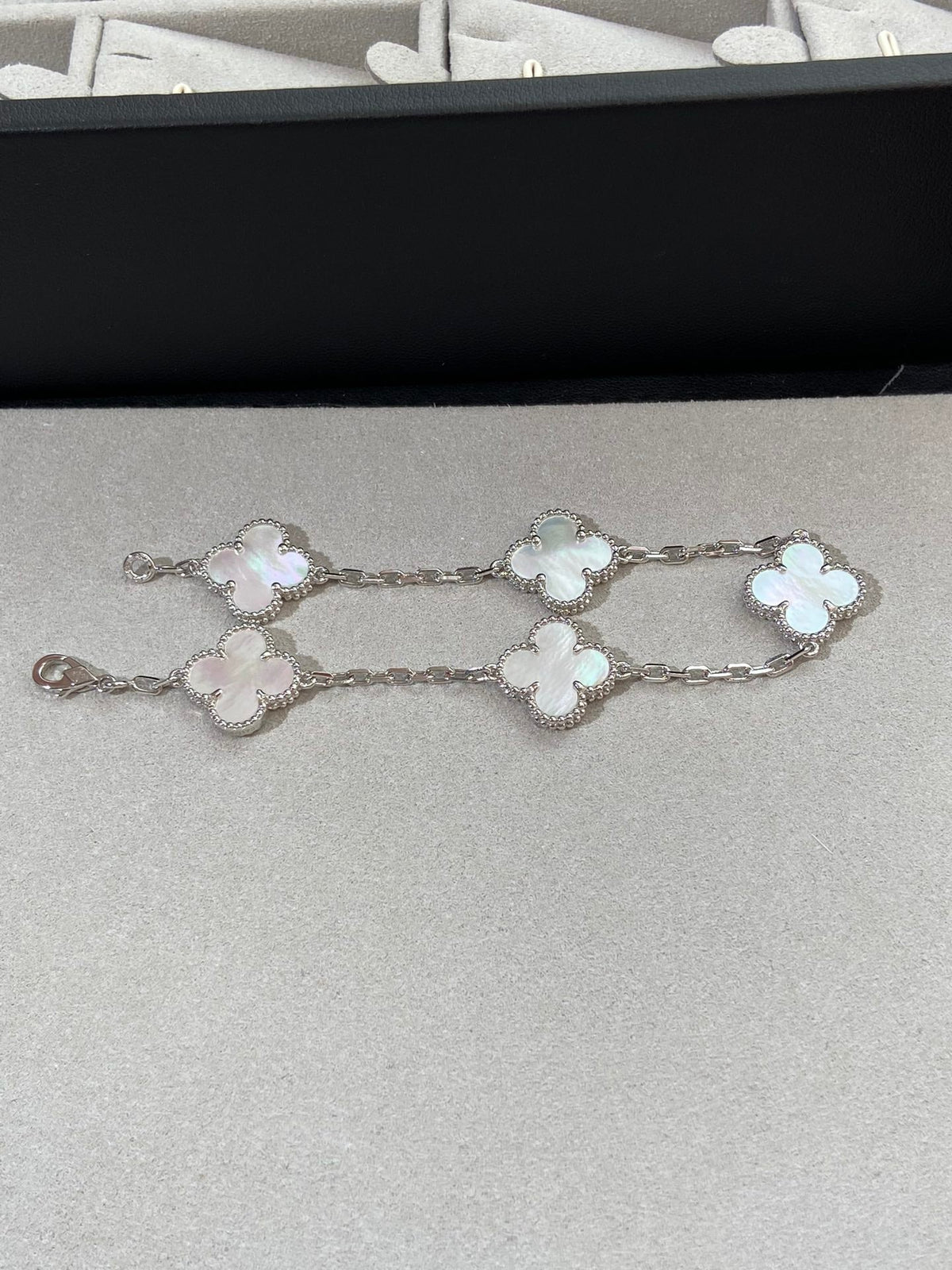 [⭐Corinne]CLOVER WHITE PEARL MOP 5 MOTIF BRACELET COLLECTION