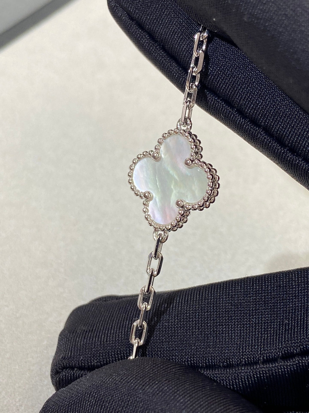 [⭐Corinne]CLOVER WHITE PEARL MOP 5 MOTIF BRACELET COLLECTION