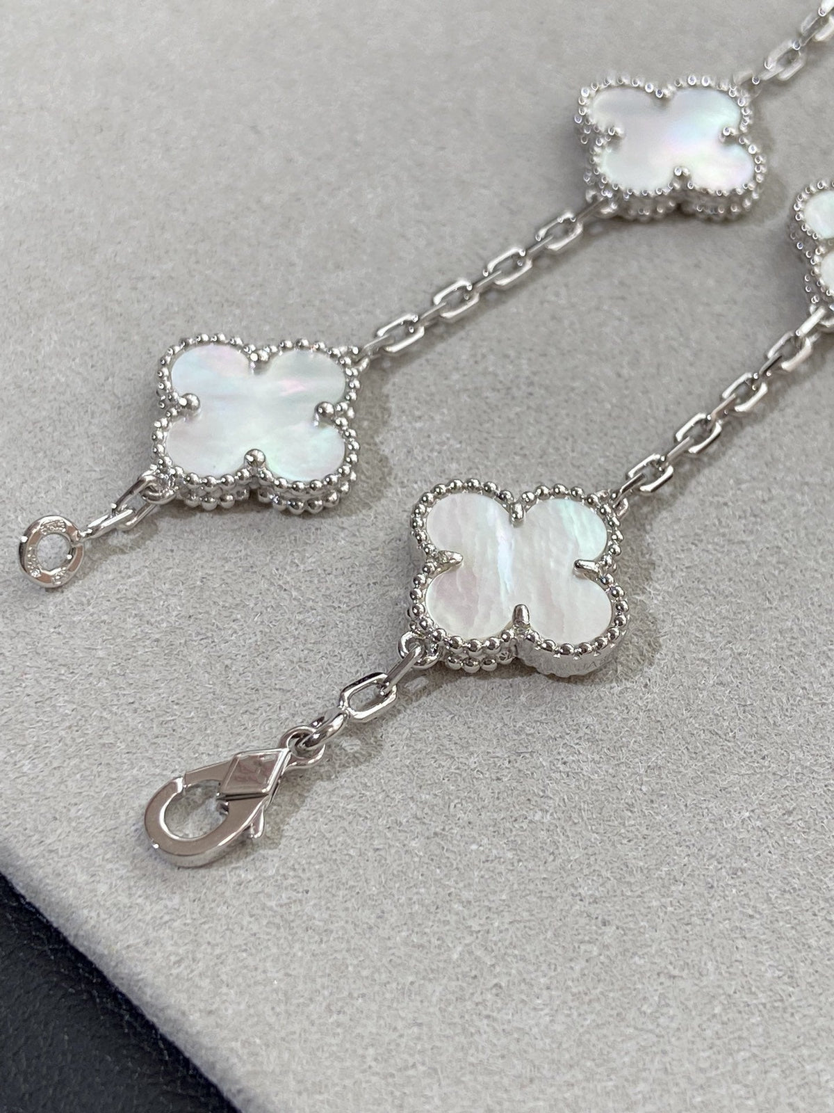 [⭐Corinne]CLOVER WHITE PEARL MOP 5 MOTIF BRACELET COLLECTION