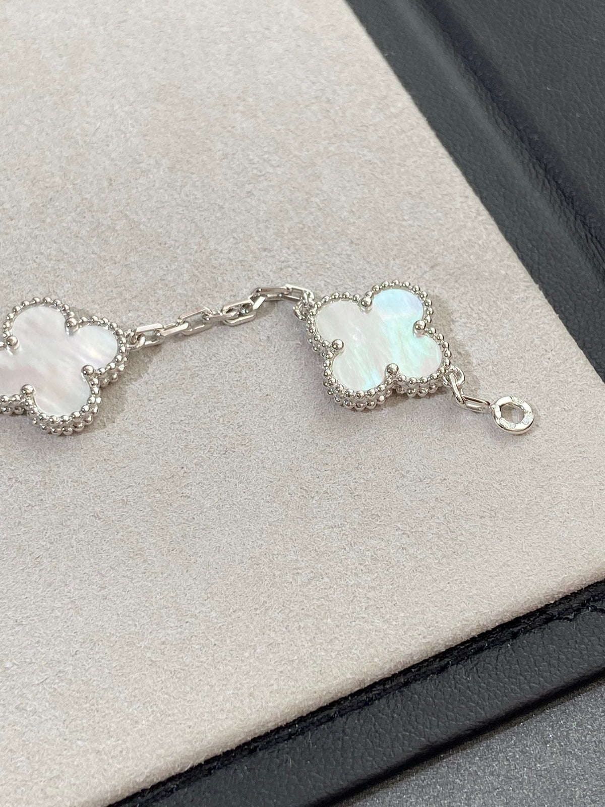 [⭐Corinne]CLOVER WHITE PEARL MOP 5 MOTIF BRACELET COLLECTION
