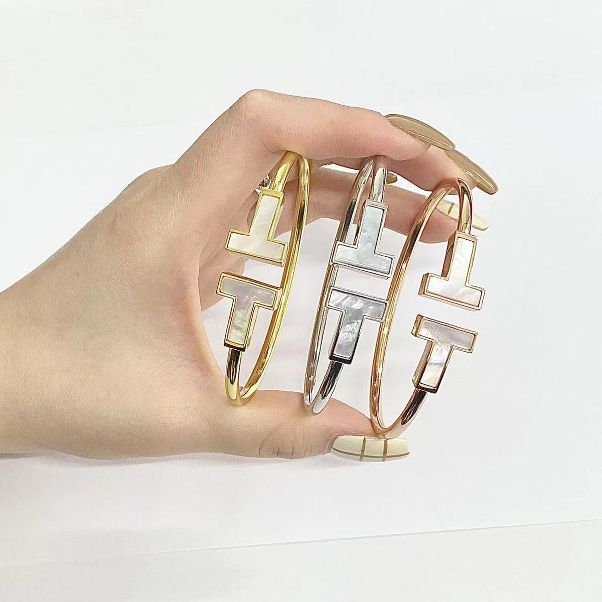[Corinne]T WIDE MOP OPEN BRACELET
