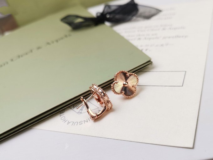 [⭐Corinne]CLOVER MEDIUM STUD EARRINGS