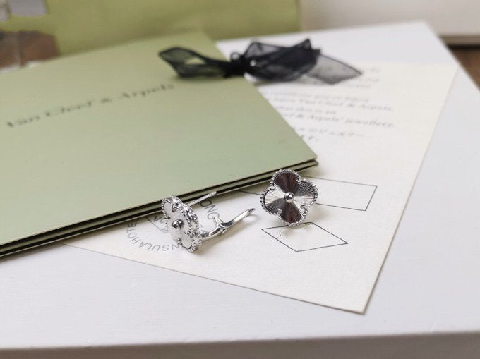 [⭐Corinne]CLOVER MEDIUM STUD EARRINGS