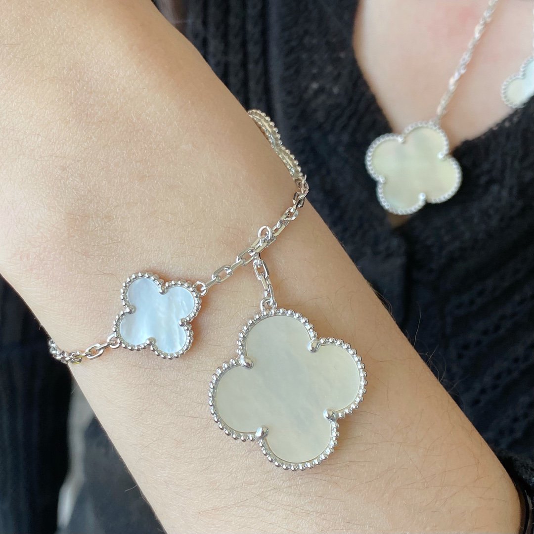 [⭐Corinne]CLOVER 5 MOTIF WHITE MOP SILVER BRACELET