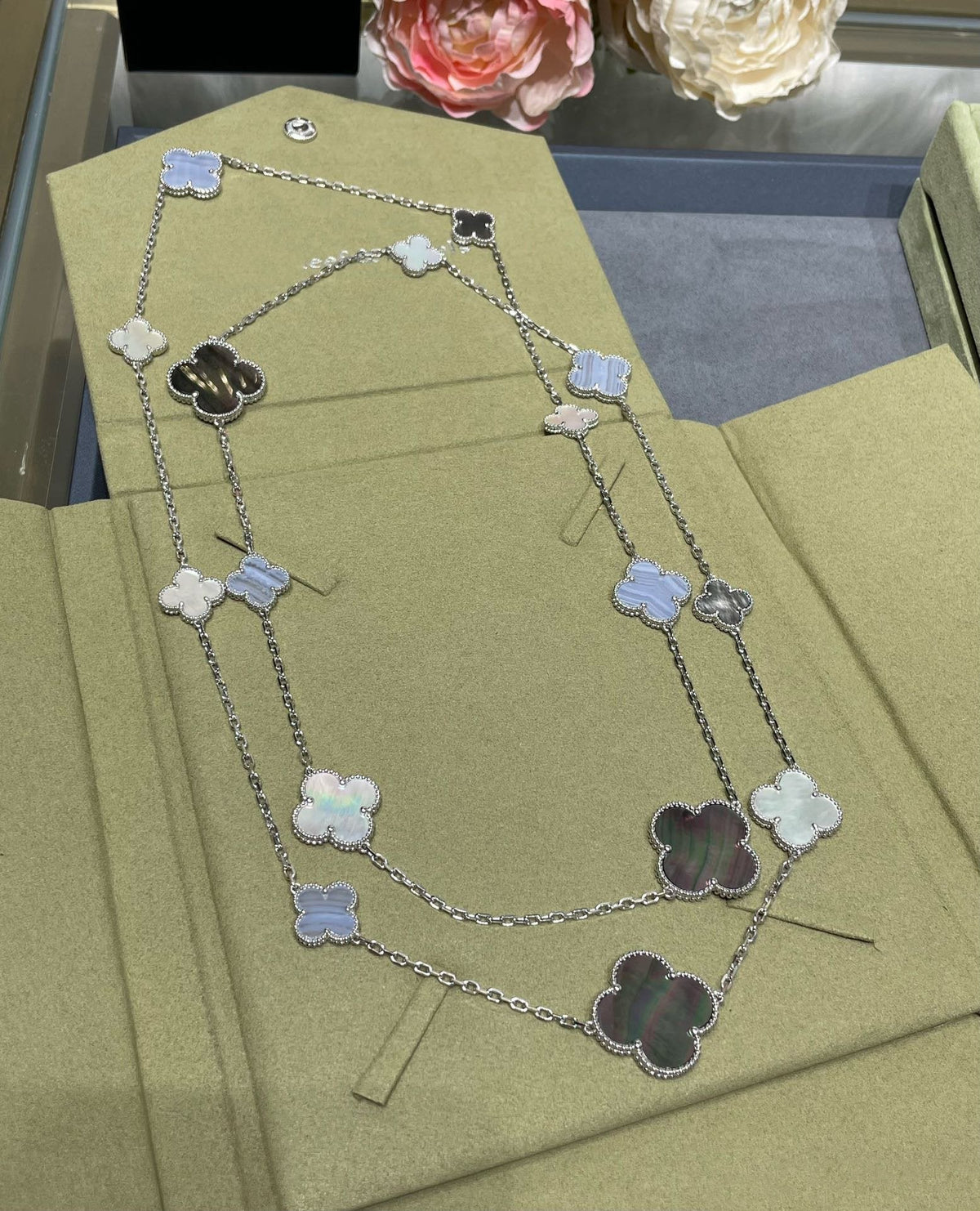 [⭐Corinne]CLOVER 16 MOTIF CHALCEDONY MOP SILVER NECKLACE