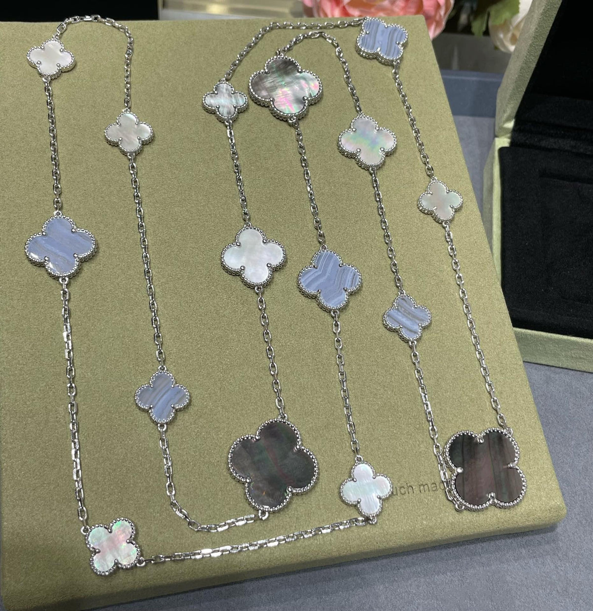 [⭐Corinne]CLOVER 16 MOTIF CHALCEDONY MOP SILVER NECKLACE
