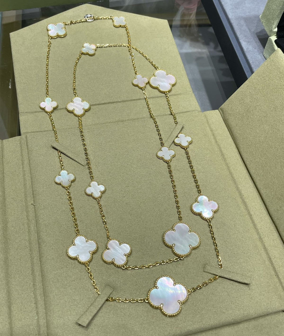 [⭐Corinne]CLOVER 16 MOTIF WHITE MOP GOLD NECKLACE