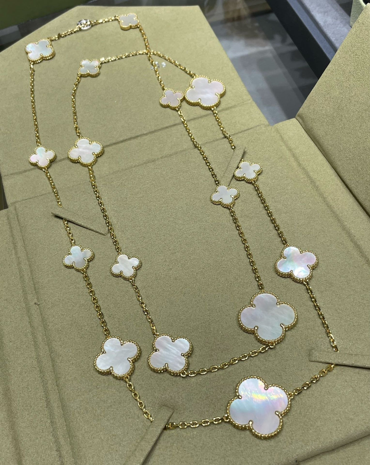 [⭐Corinne]CLOVER 16 MOTIF WHITE MOP GOLD NECKLACE