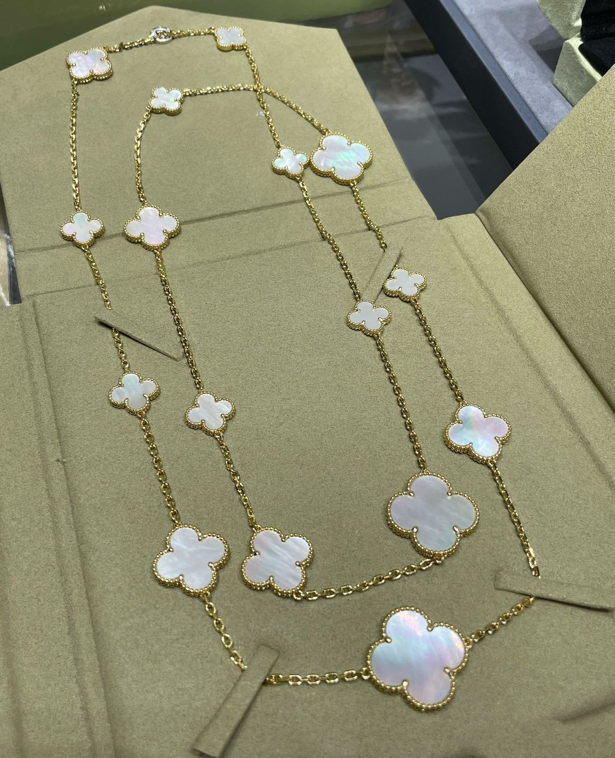 [⭐Corinne]CLOVER 16 MOTIF WHITE MOP GOLD NECKLACE