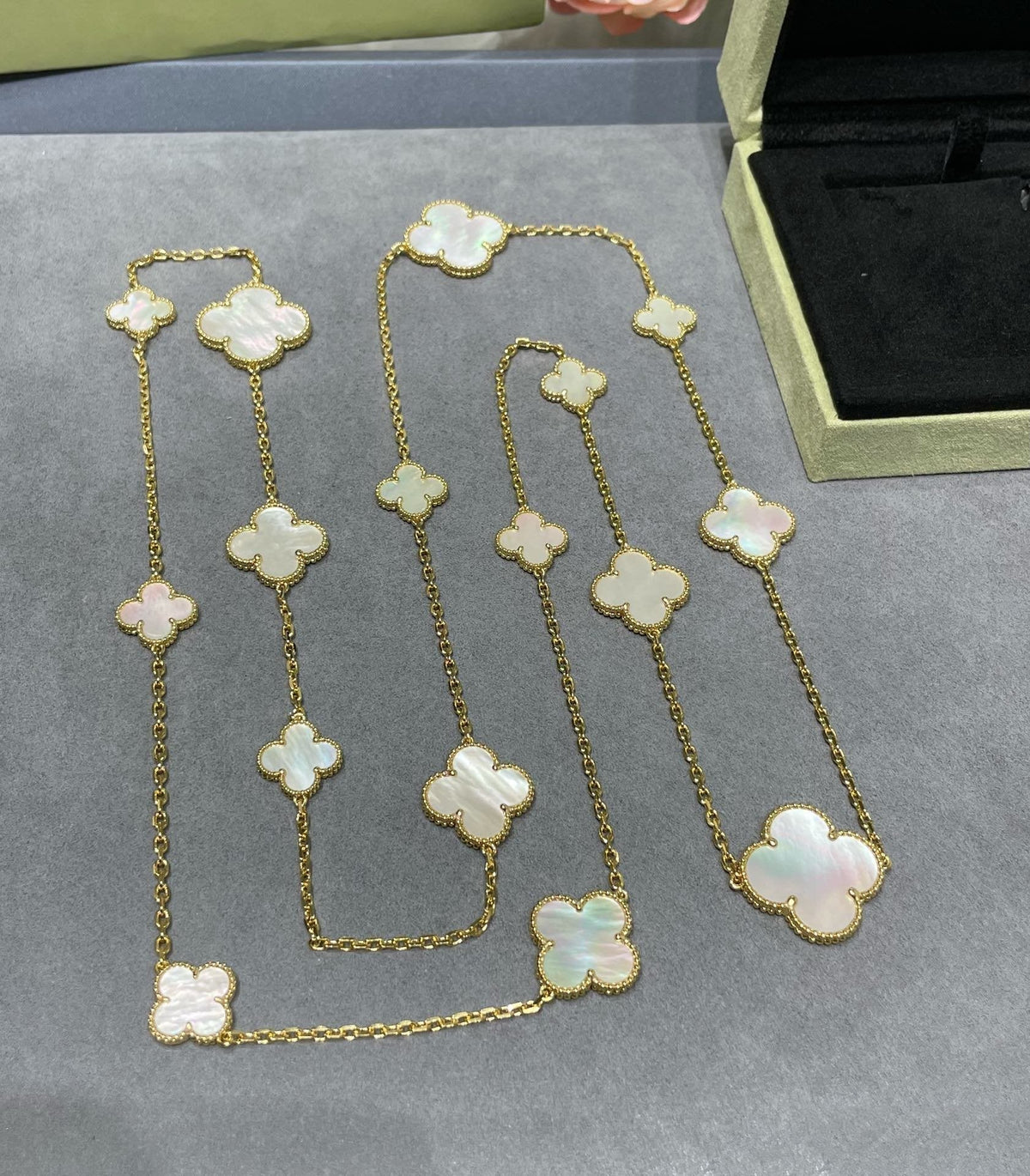 [⭐Corinne]CLOVER 16 MOTIF WHITE MOP GOLD NECKLACE