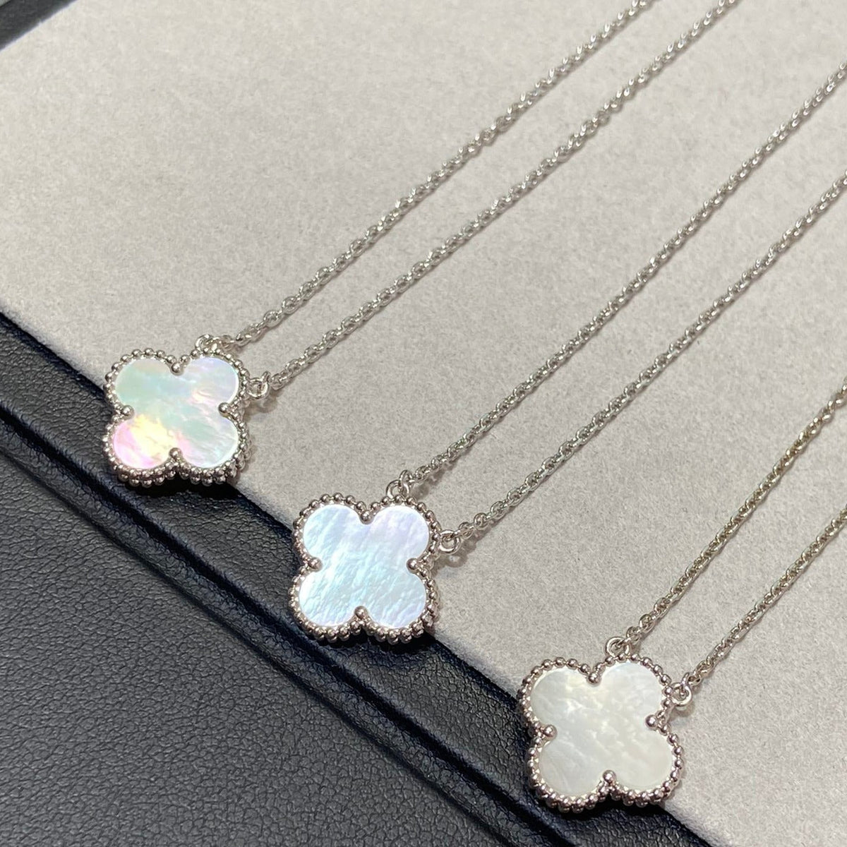 [⭐Corinne]CLOVER MEDIUM SILVER WHITE MOP NECKLACE