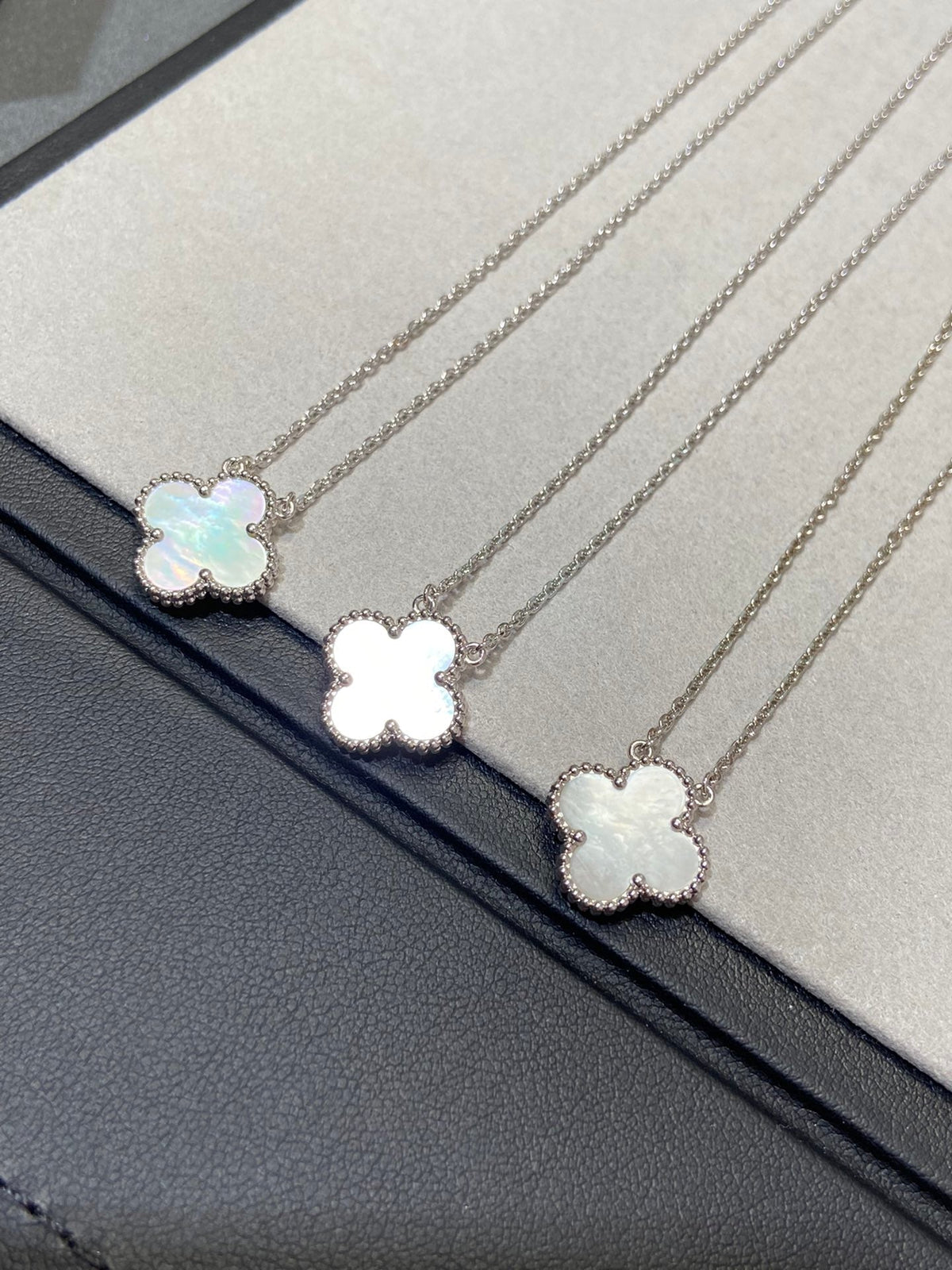 [⭐Corinne]CLOVER MEDIUM SILVER WHITE MOP NECKLACE