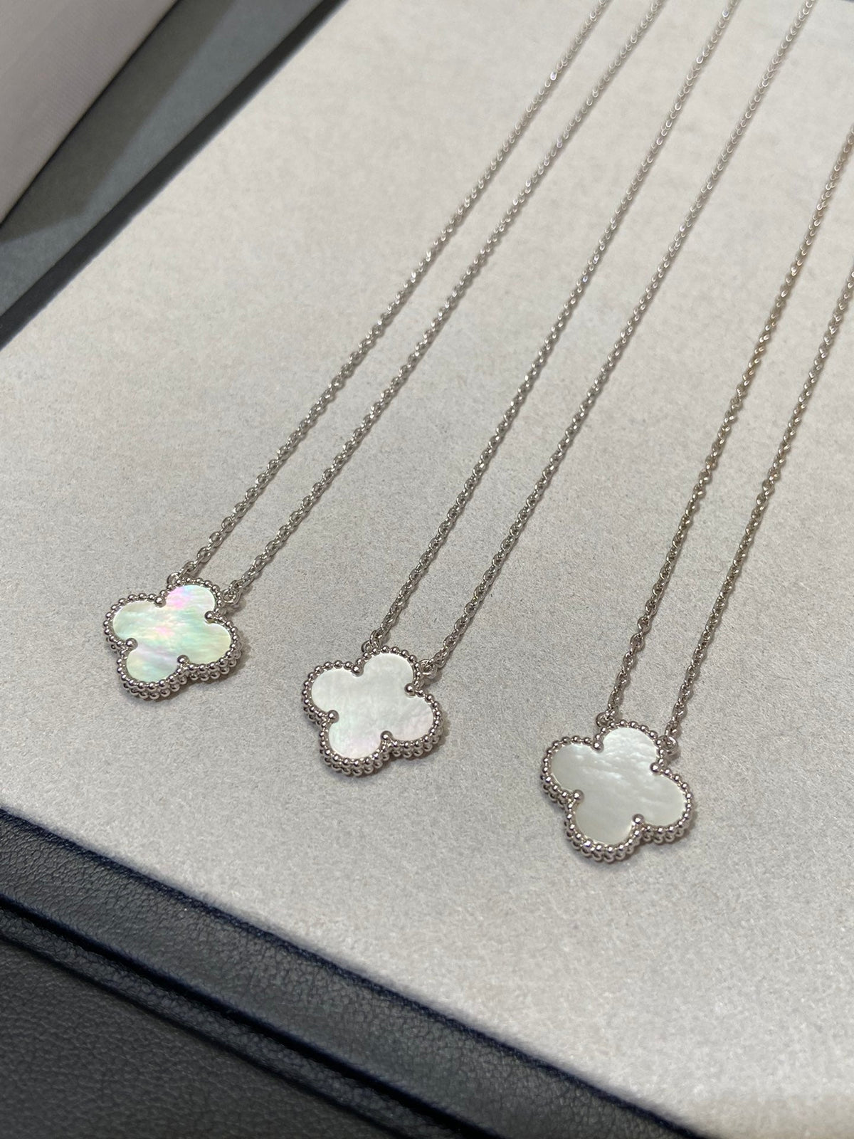 [⭐Corinne]CLOVER MEDIUM SILVER WHITE MOP NECKLACE