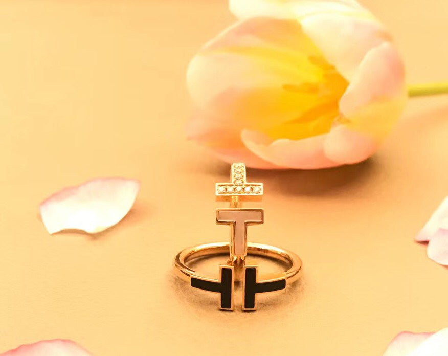 [Corinne]T SMALL ONYX PINK GOLD RING