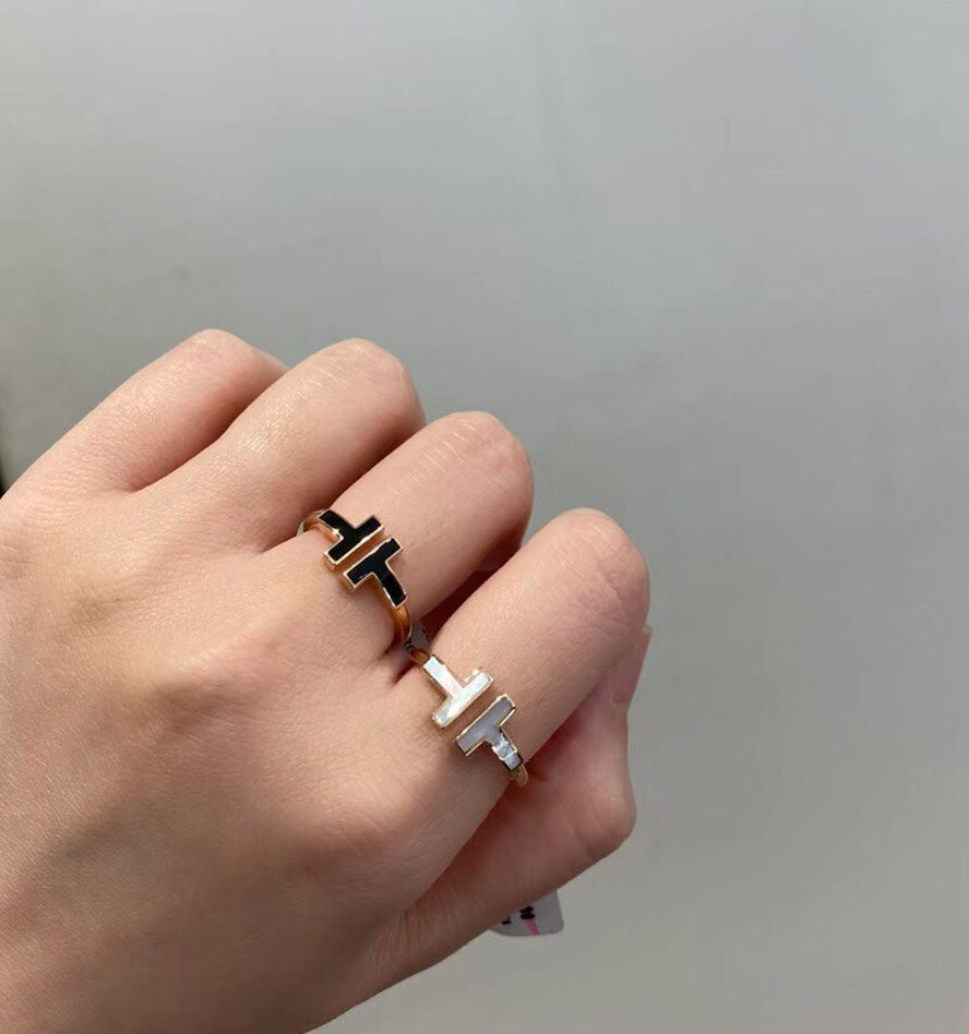 [Corinne]T SMALL ONYX PINK GOLD RING