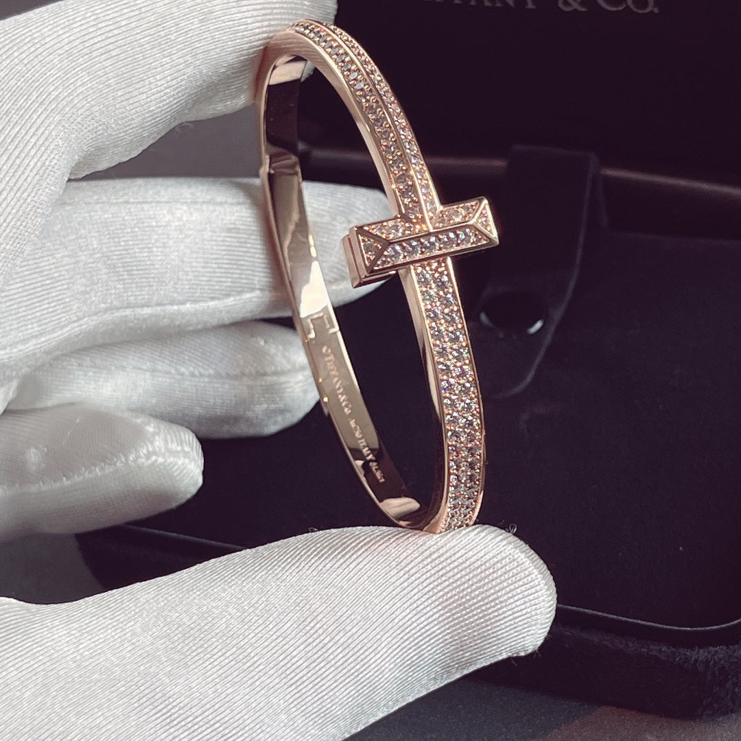 [Corinne]T1 WIDE HINGED BANGLE DIAMOND PAVED BRACELET