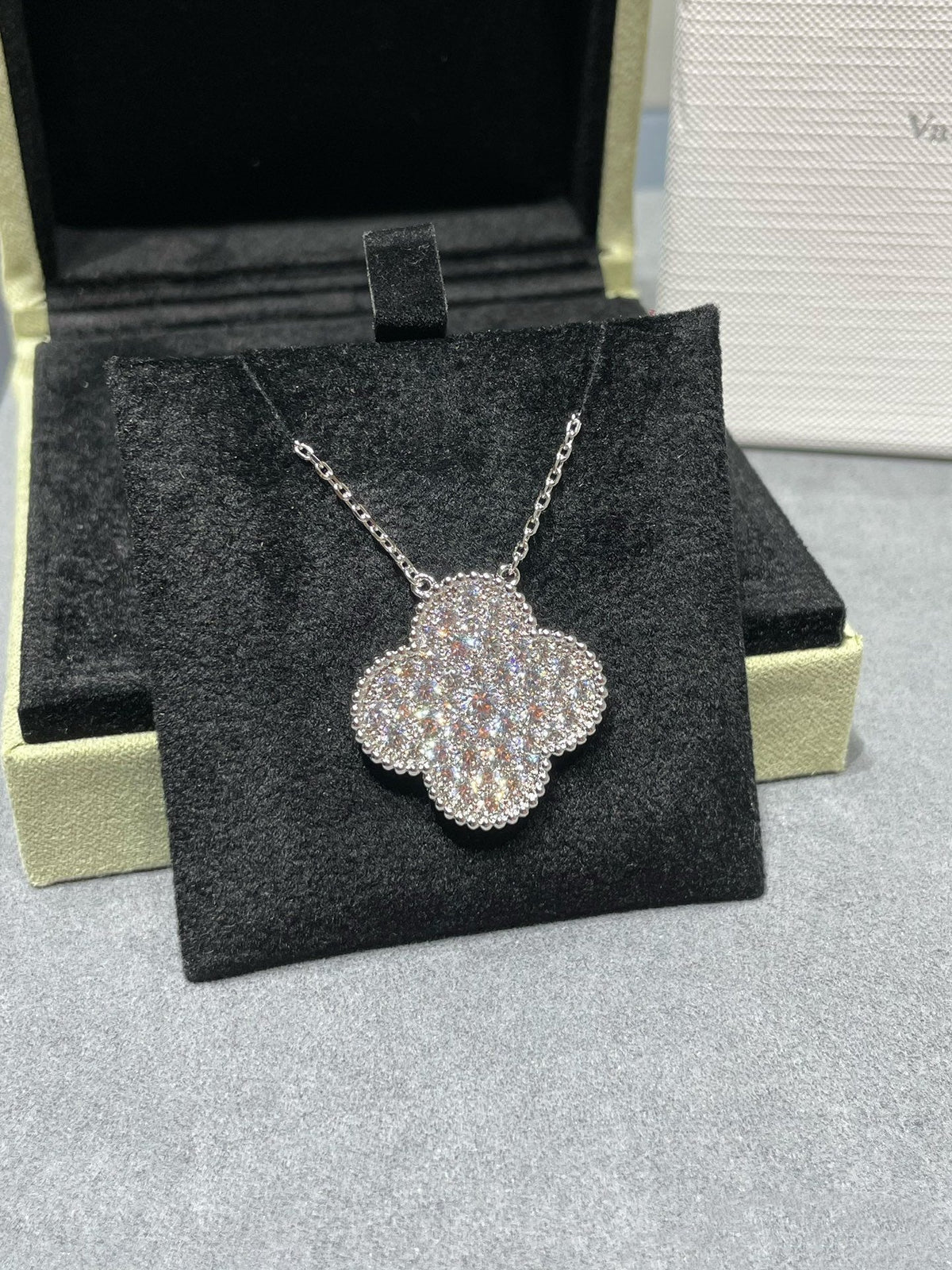 [⭐Corinne]CLOVER 25MM LARGE PENDANT DIAMOND PAVED SILVER NECKLACE