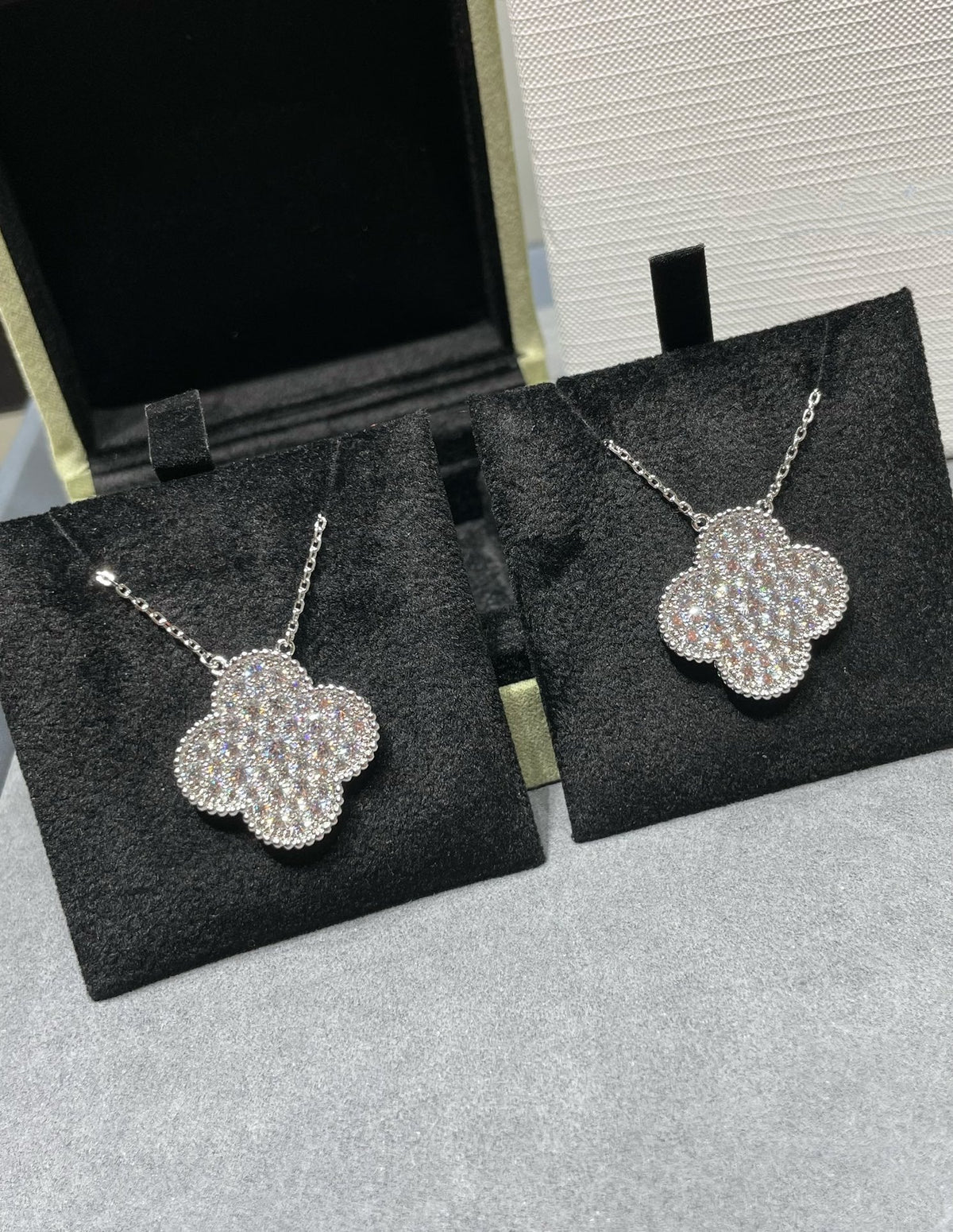 [⭐Corinne]CLOVER 25MM LARGE PENDANT DIAMOND PAVED SILVER NECKLACE