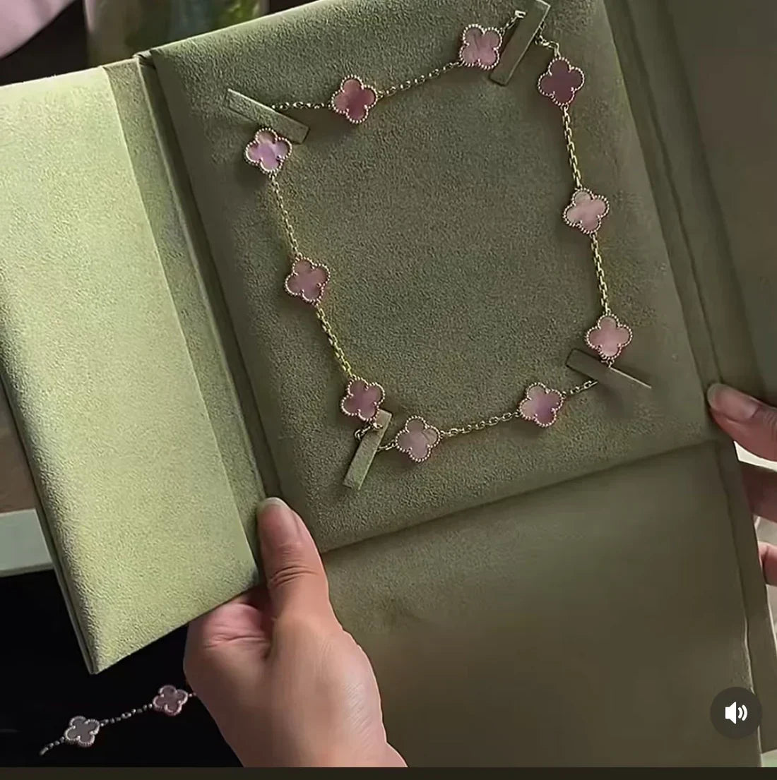 [⭐Corinne Jewellery] Pink Necklace with Ten Clover Designs