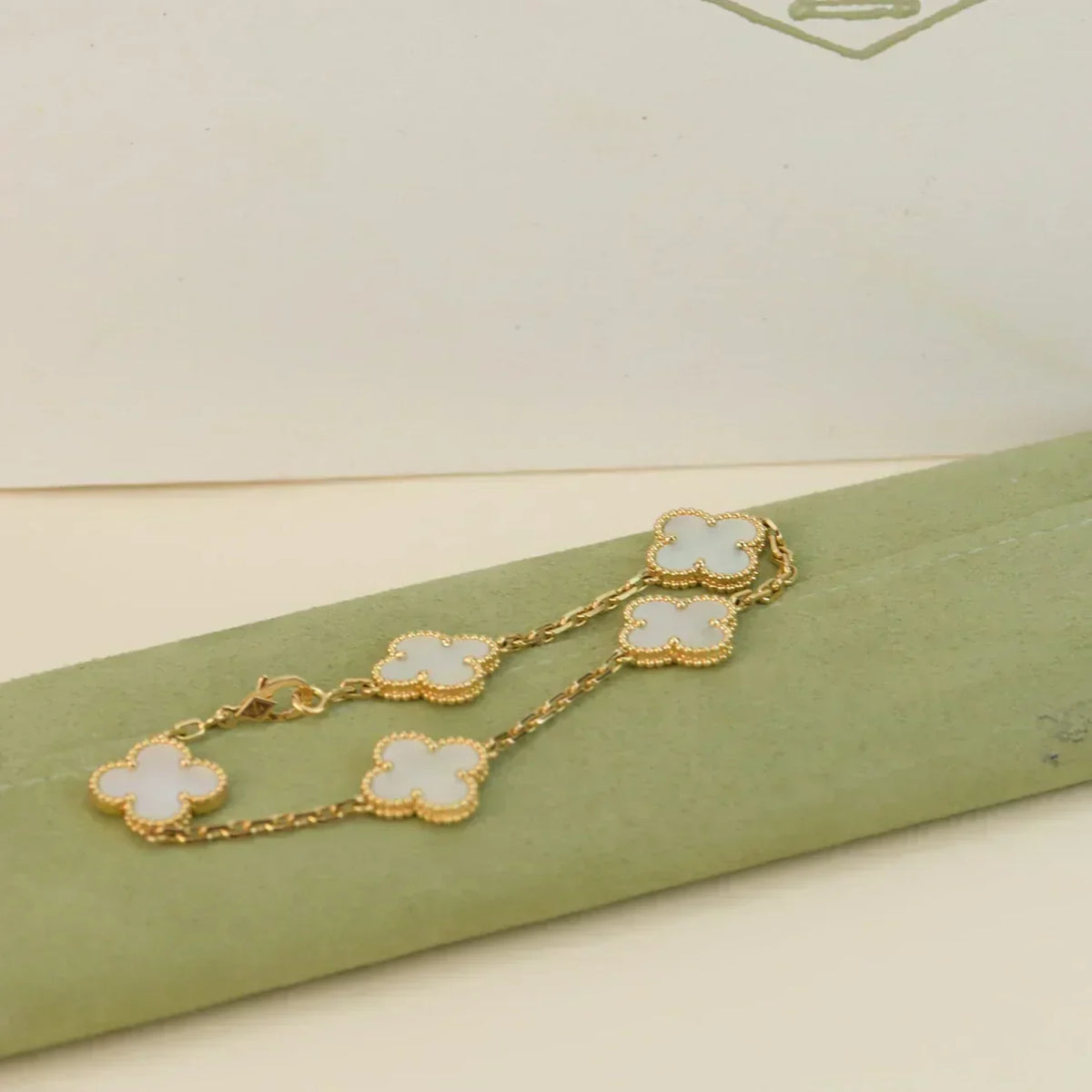 [⭐Corinne]CLOVER WHITE PEARL MOP 5 MOTIF BRACELET COLLECTION
