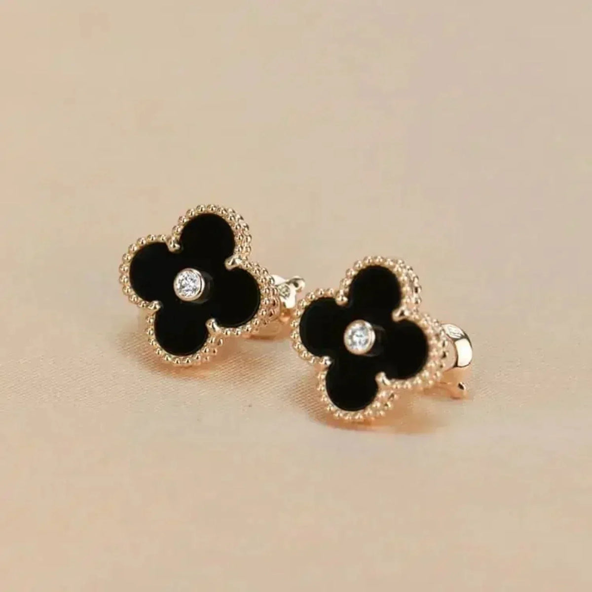 [⭐Corinne]CLOVER MEDIUM 1 MOTIFS ONYX DIAMOND EARRINGS
