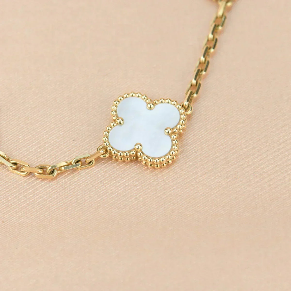 [⭐Corinne]CLOVER WHITE PEARL MOP 5 MOTIF BRACELET COLLECTION