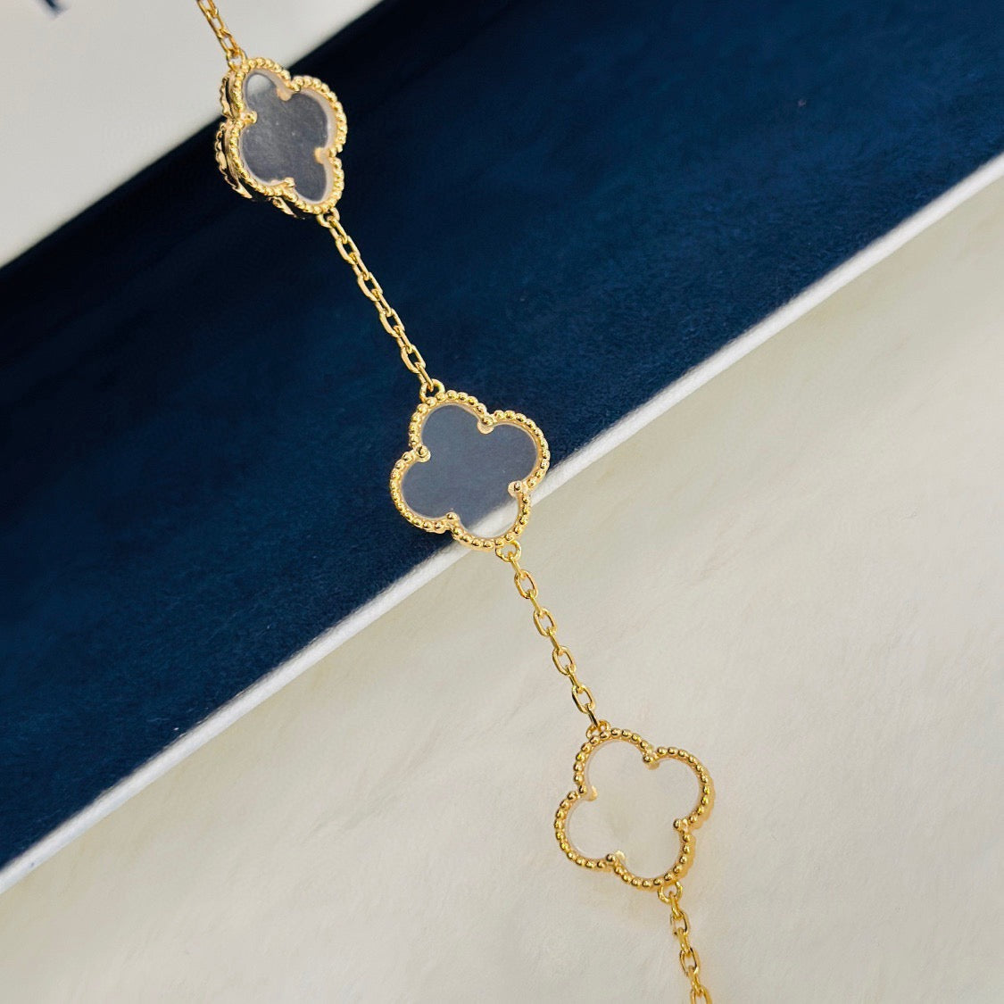 [⭐Corinne]CLOVER 5 MOTIF ROCK CRYSTAL BRACELET