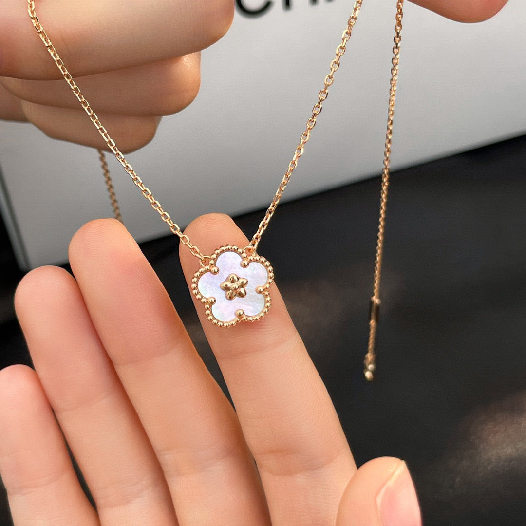 [⭐Corinne]LUCKY  WHITE MOP  PLUM BLOSSOM NECKLACE