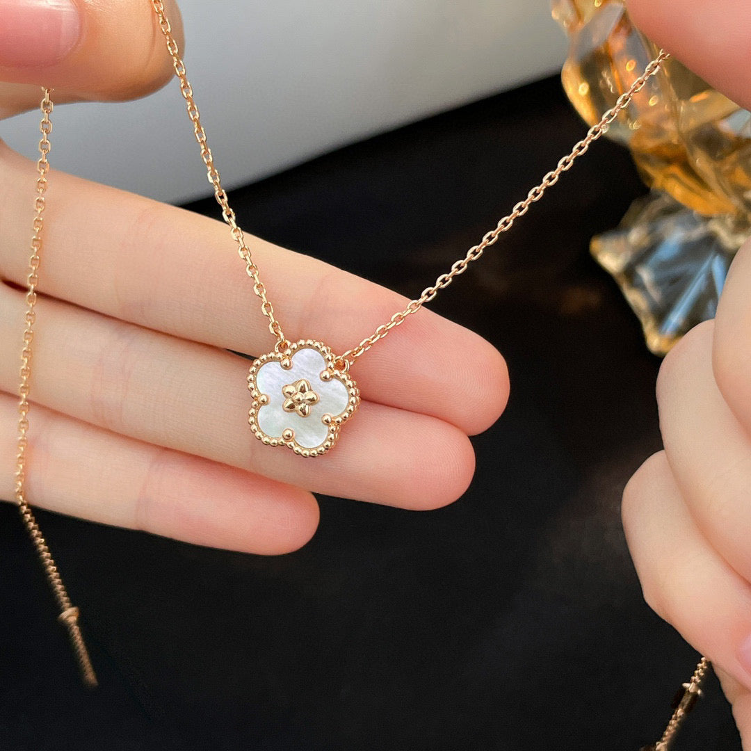 [⭐Corinne]LUCKY  WHITE MOP  PLUM BLOSSOM NECKLACE