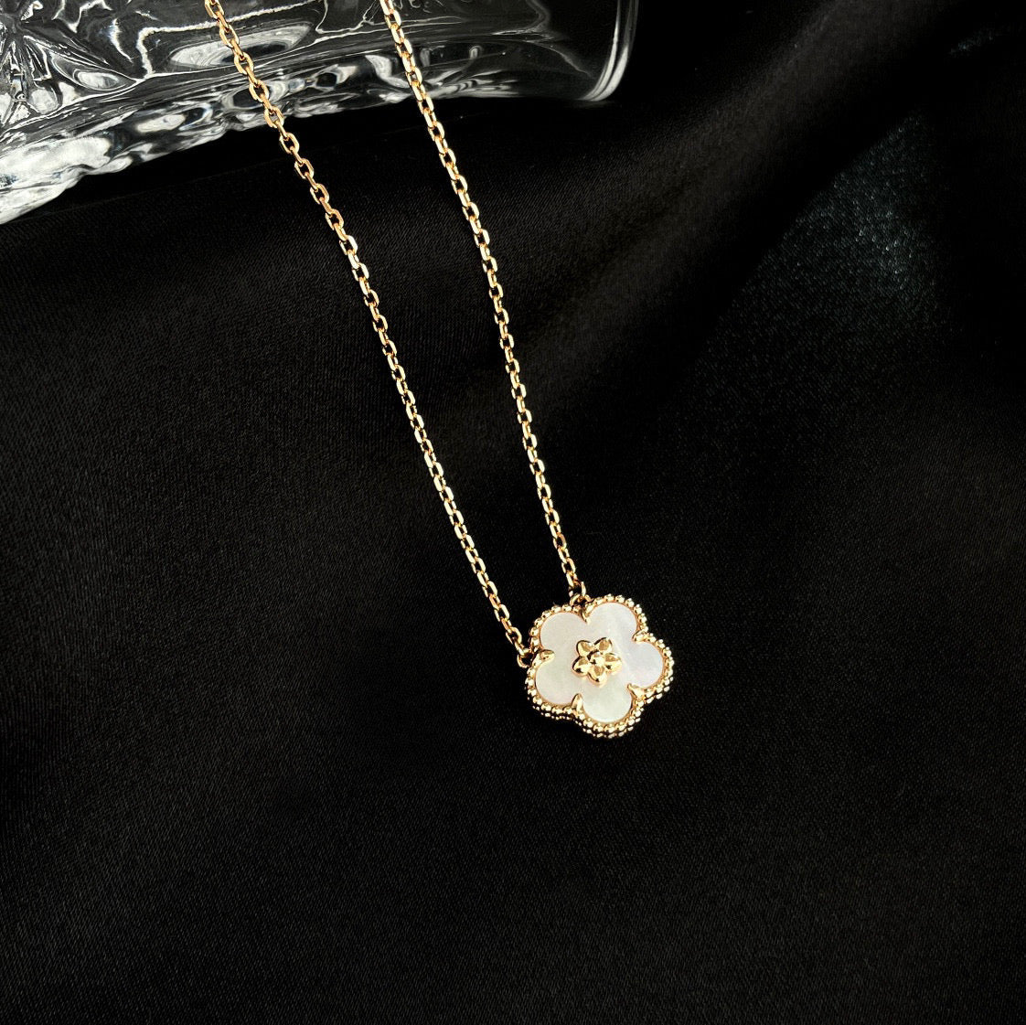 [⭐Corinne]LUCKY  WHITE MOP  PLUM BLOSSOM NECKLACE