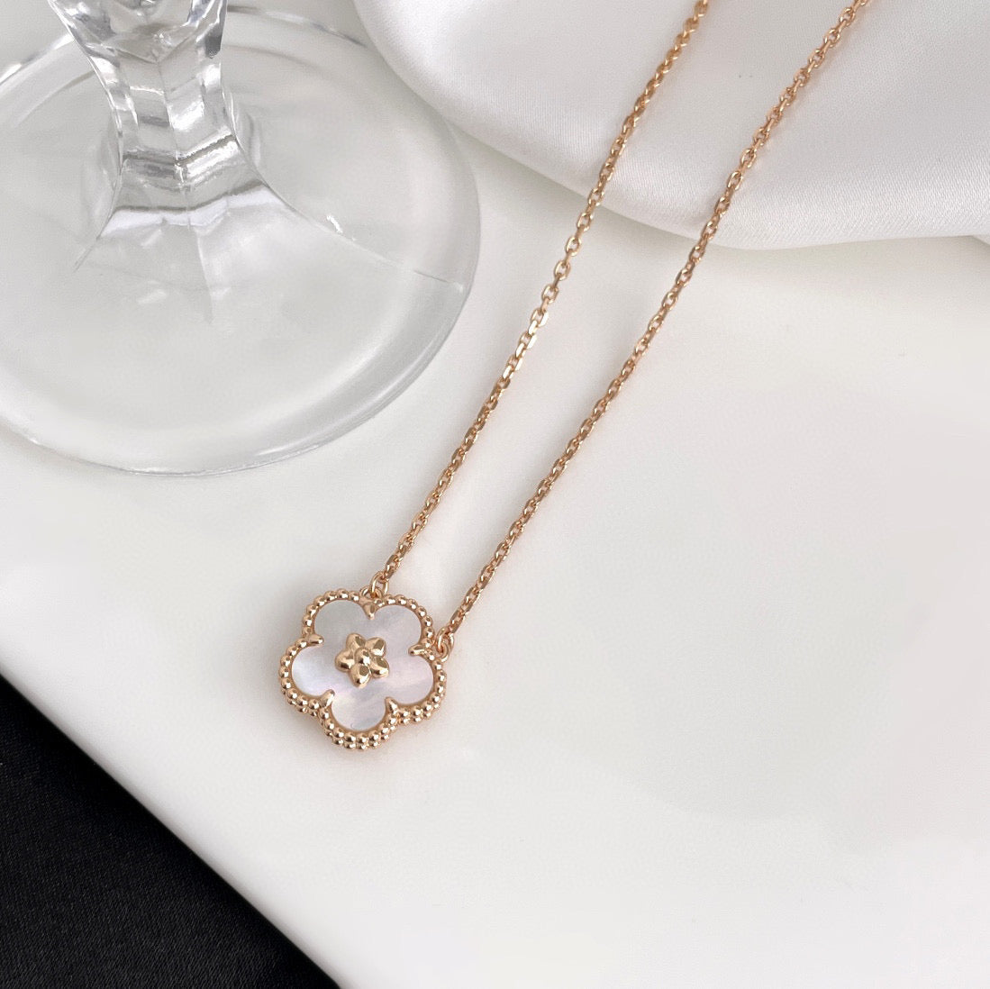 [⭐Corinne]LUCKY  WHITE MOP  PLUM BLOSSOM NECKLACE