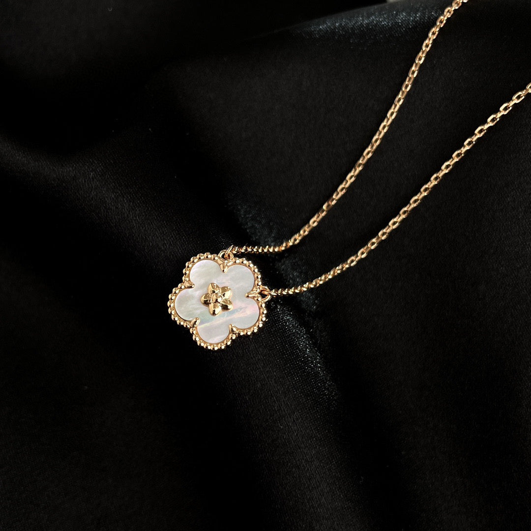 [⭐Corinne]LUCKY  WHITE MOP  PLUM BLOSSOM NECKLACE