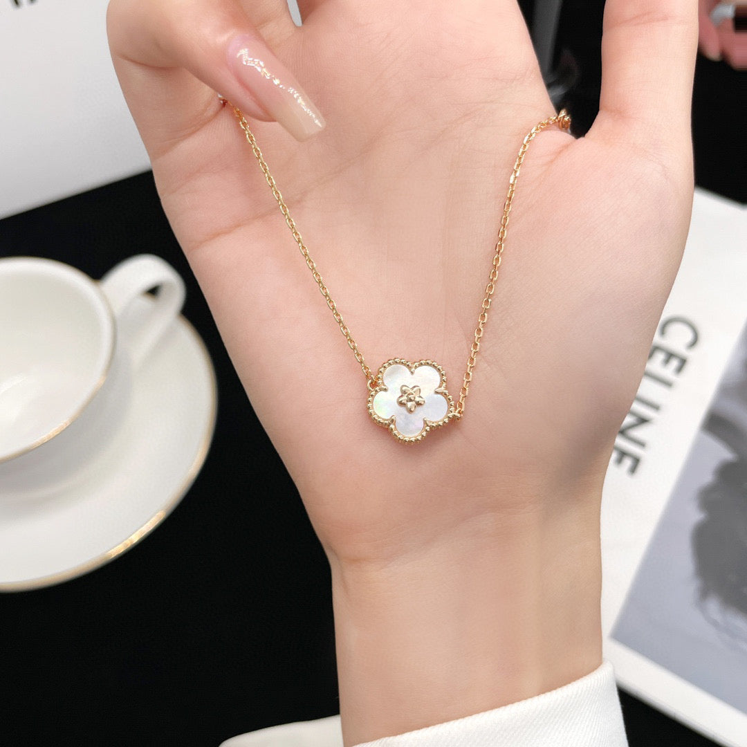 [⭐Corinne]LUCKY WHITE MOP PLUM BLOSSOM  BRACELET
