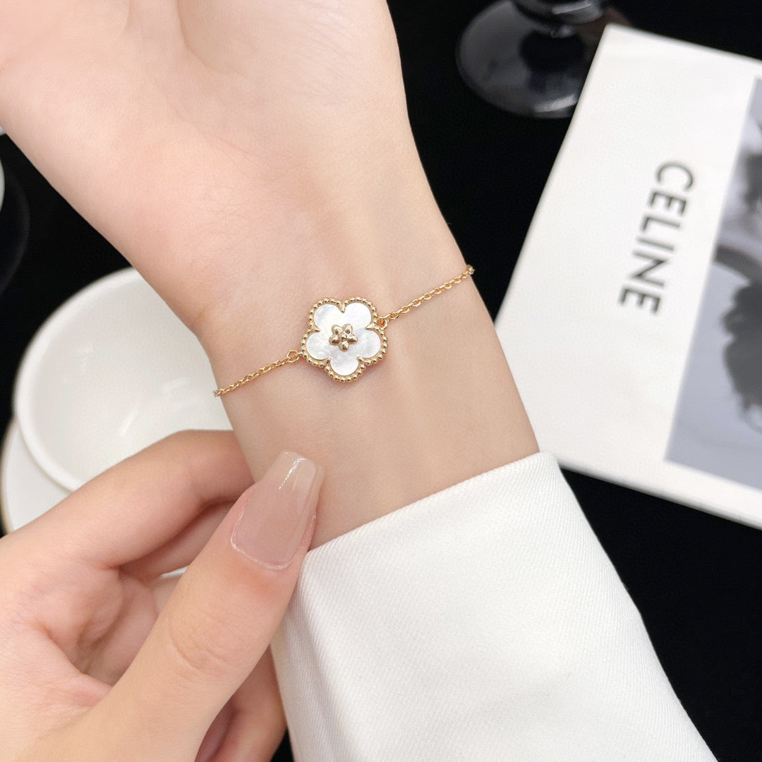 [⭐Corinne]LUCKY WHITE MOP PLUM BLOSSOM  BRACELET