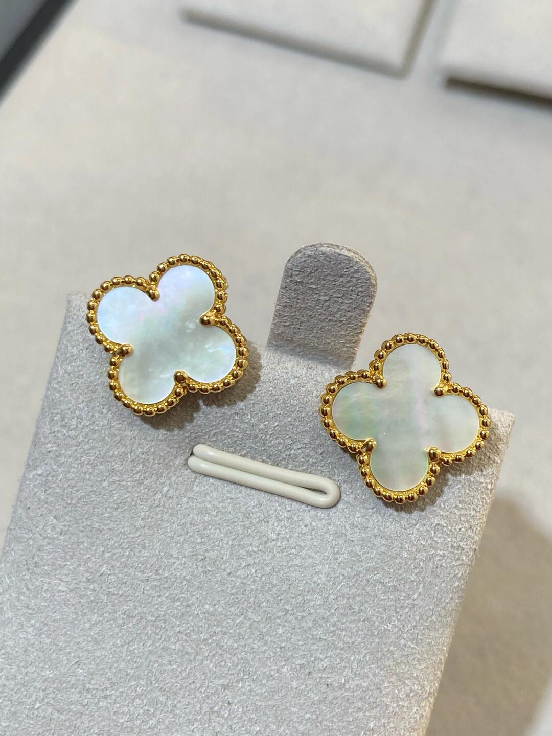 [⭐Corinne] CLOVER LARGE (20mm) 1 MOTIFS WHITE MOP STUD EARRINGS