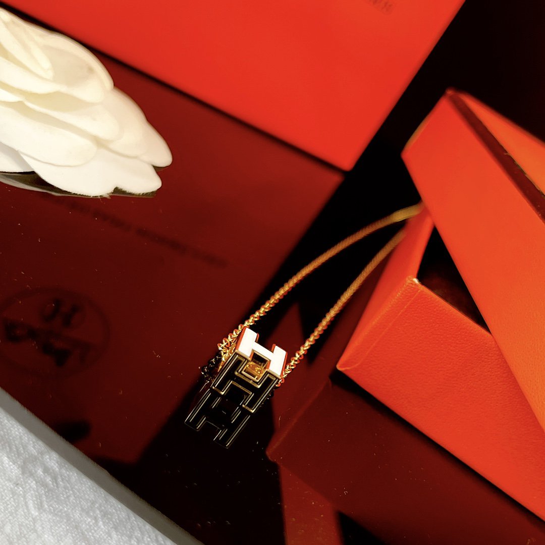 [⭐Corinne]H WHITE SQUARE GOLD NECKLACE