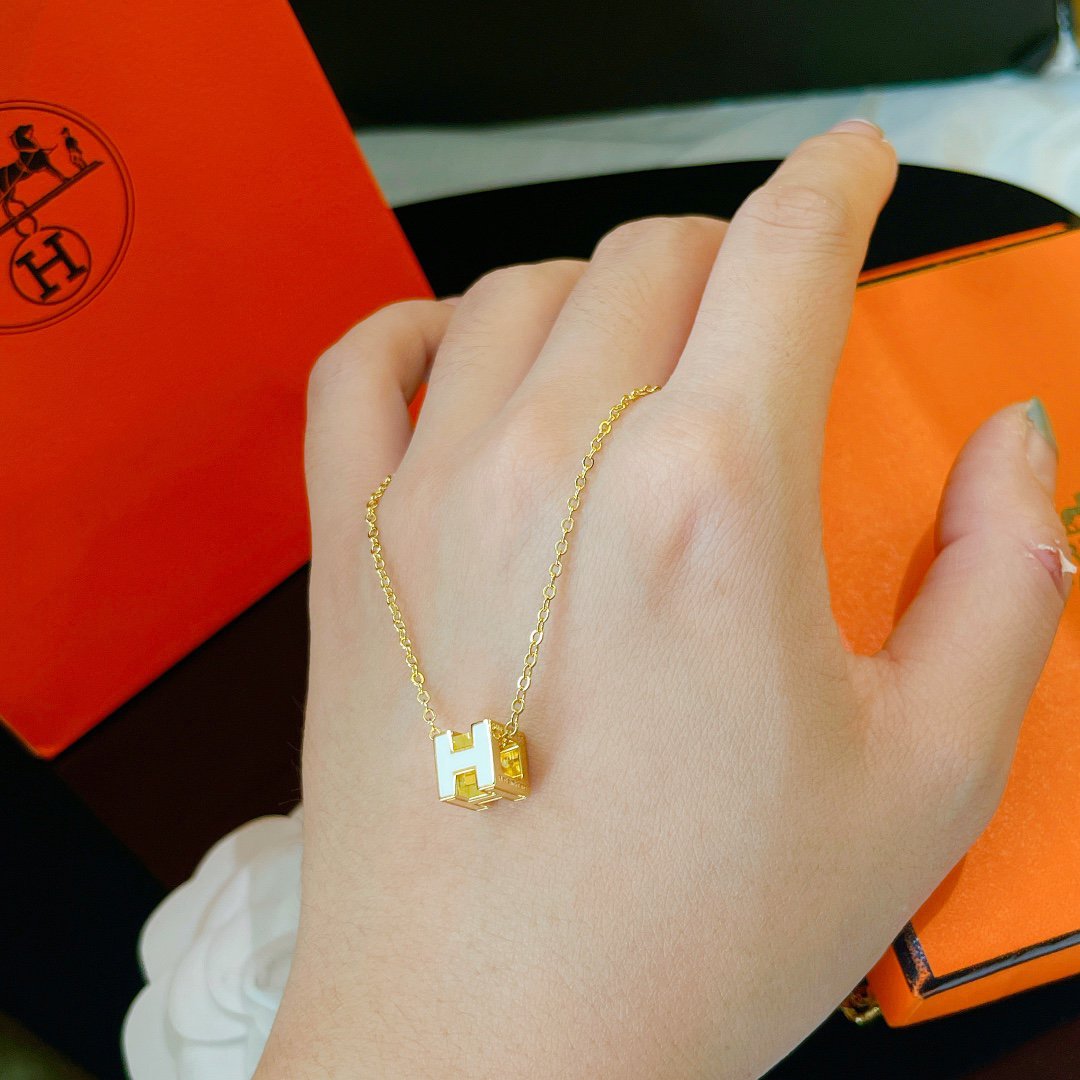 [⭐Corinne]H WHITE SQUARE GOLD NECKLACE