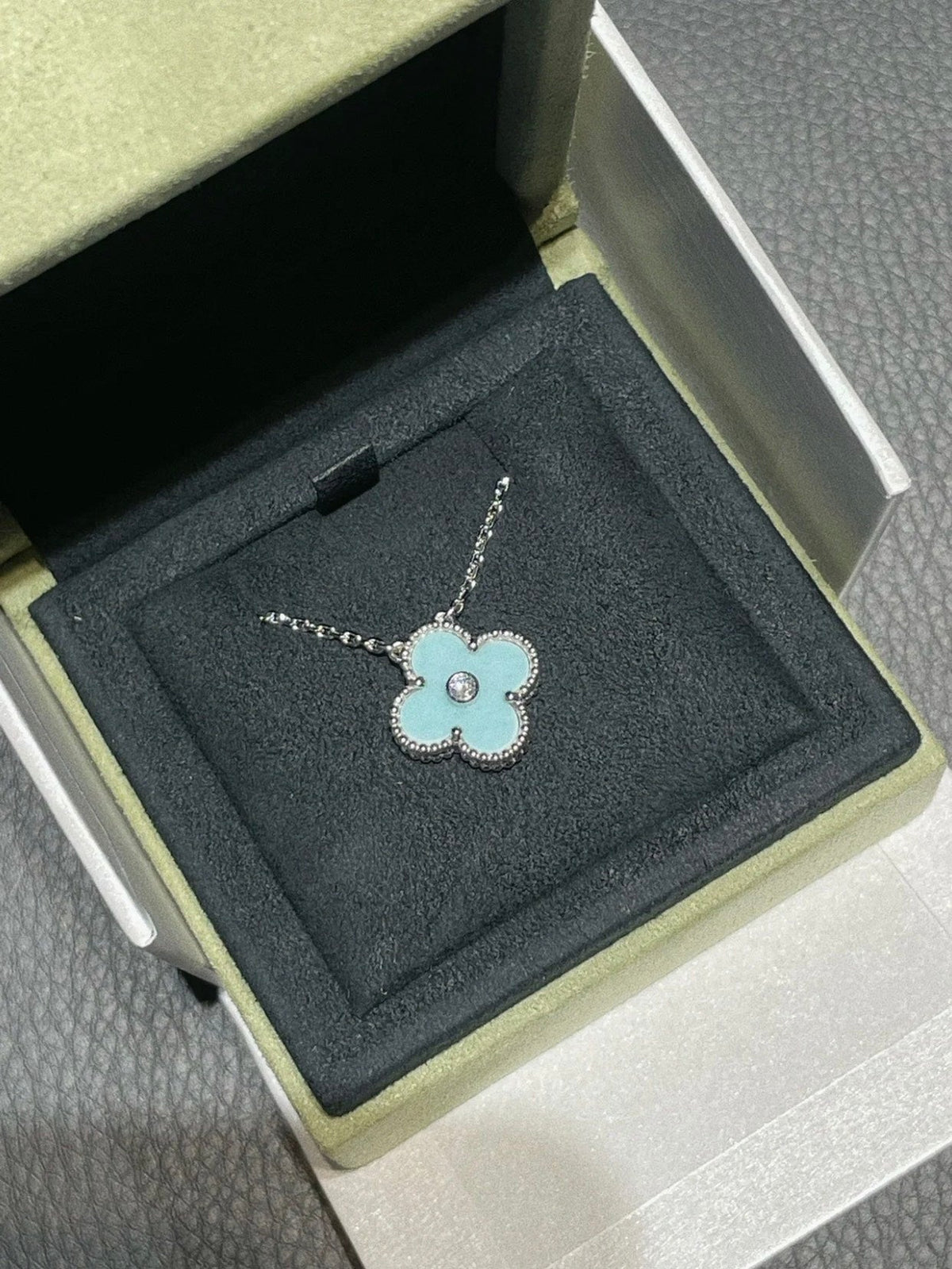 [⭐Corinne]CLOVER 1 DIAMOND LIGHT BLUE SILVER NECKLACE